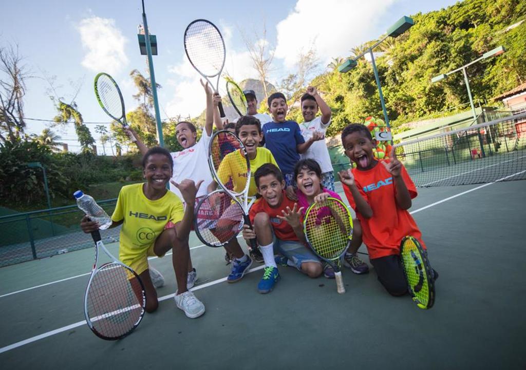 Résultat de recherche d'images pour "tennis favela"