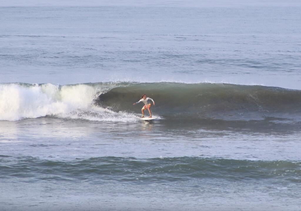 Work exchange in Ecuador Surf and teach English/Spanish in a rura...